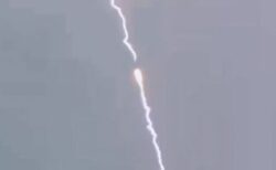 中国のロケットに落雷、上昇中に機体を稲妻が貫く【動画】