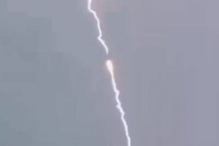 中国のロケットに落雷、上昇中に機体を稲妻が貫く【動画】