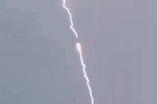 中国のロケットに落雷、上昇中に機体を稲妻が貫く【動画】