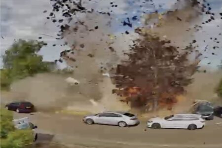 イギリスにある住宅で爆発、奇跡的に男性と犬が命を取り留める【動画】