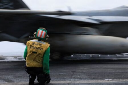 米軍がイランへ大規模な攻撃を準備か?米国市民に中東からの退避勧告