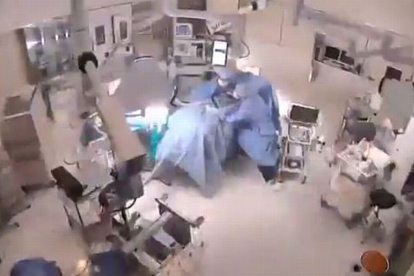 【熊本地震】病院の手術室で医師らが患者を守る動画が、世界で注目を集める