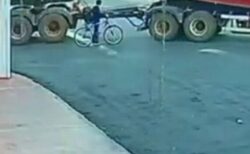 まさに奇跡！少年がタンクローリーのタイヤに巻き込まれるも、軽傷で済む【動画】