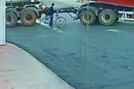 まさに奇跡！少年がタンクローリーのタイヤに巻き込まれるも、軽傷で済む【動画】