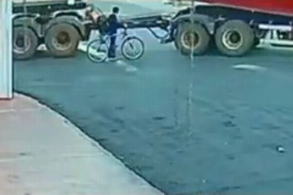 まさに奇跡!少年がタンクローリーのタイヤに巻き込まれるも、軽傷で済む【動画】