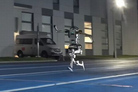 中国の科学者たちが、ウサイン・ボルトを凌駕する速さのロボットを開発