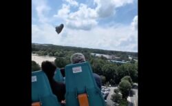 ジェットコースターに乗車中、飛んで来た靴を見事にキャッチ