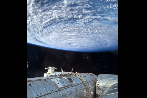 地上400kmからiPhoneで撮った、スーパー台風が圧巻