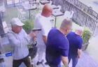 好奇心旺盛な子グマ、アラスカで写真家の靴をかじる【動画】