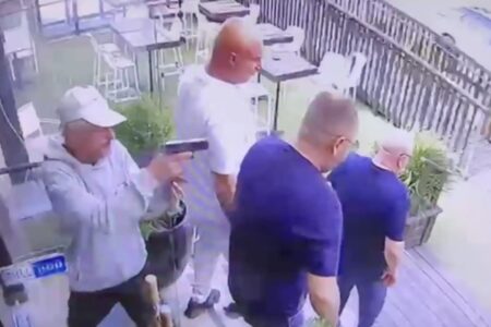 暗殺されたイスラエル・マフィアのボス、至近距離から何気なく頭を撃たれる映像が衝撃的