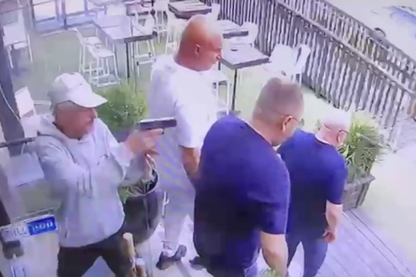 暗殺されたイスラエル・マフィアのボス、至近距離から何気なく頭を撃たれる映像が衝撃的