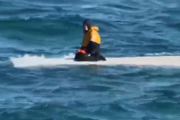 アラスカ沖の極寒の海でボートが転覆、15歳の少年を奇跡的に救助