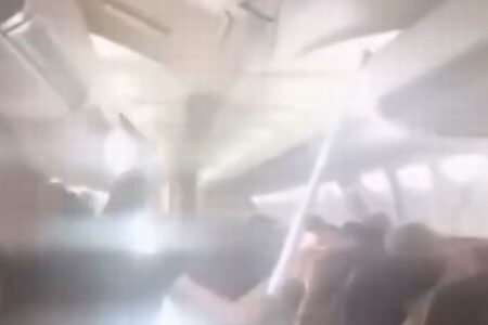イランの旅客機が故障し、機内の天井が崩落、撮影された動画が恐ろしすぎる