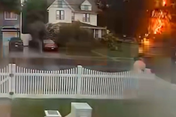 【動画】落雷に巻き込まれ、火傷ひとつ負わなかった男性。自力で助けを求める