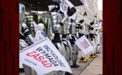 「職場を守れ！」ロボット約30台がAI規制を求めてデモ行進