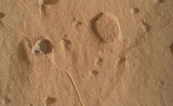 NASAの「キュリオシティ」、火星の表面に謎めいた複数の窪みを発見