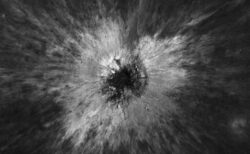 NASAの月探査機が月面に新たなクレーターを発見、これまでで最大規模