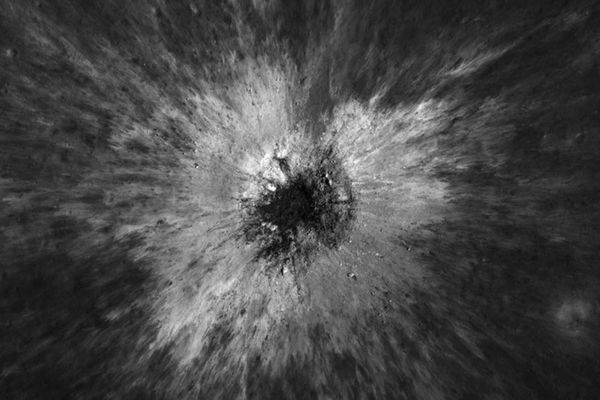 NASAの月探査機が月面に新たなクレーターを発見、これまでで最大規模