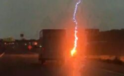 高速道路で走行中の車の脇に落雷、激しい稲光が走る【動画】