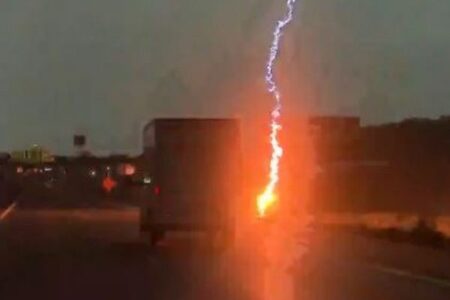 高速道路で走行中の車の脇に落雷、激しい稲光が走る【動画】