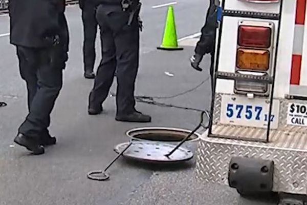 謎のマンホール侵入事件、NYの警察が2人の男を逮捕