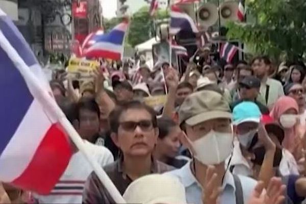 タイにあるイスラエル大使館の前で大規模な抗議デモ、国内での活動に批判が集中