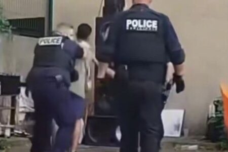 フランスで警官により男性が投げ倒されて死亡、動画の拡散で世論の怒りを招く【動画】