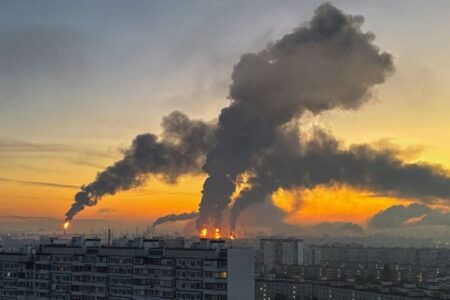 ウクライナ軍がモスクワへ大規模攻撃、集合住宅や石油精製所に被害