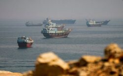 米軍の艦船がホルムズ海峡でイランのミサイル攻撃を受け、8人の海兵隊員が負傷
