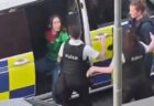 英で男がバスの運転手に暴行、車両を盗んで逃走【動画】