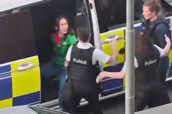 ベルギーの警察官、拘束された女性を激しく平手打ち、動画が物議を醸す
