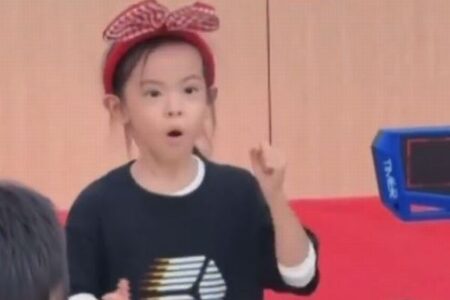 中国の6歳の少女、ルービックキューブで女子の世界最速記録を更新