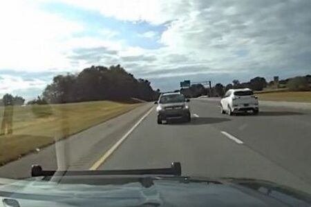テネシー州のハイウェイで乗用車が逆走、高速でパトカーに激突【動画】