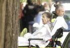 スペインのアパートから高齢女性を強制退去、建物の外では抗議デモが勃発