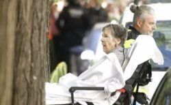 スペインのアパートから高齢女性を強制退去、建物の外では抗議デモが勃発