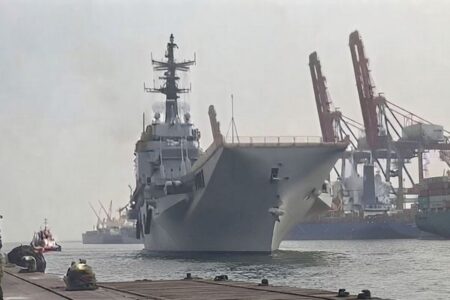 インドネシア海軍が初めて空母を保有、イタリアからの艦船が到着