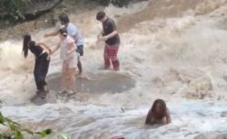 タイの滝で突然、鉄砲水が発生、観光客が濁流に飲まれる【動画】