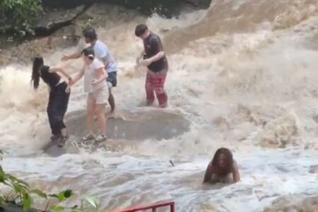 タイの滝で突然、鉄砲水が発生、観光客が濁流に飲まれる【動画】