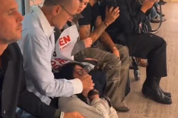 米国のファッション業界団体の代表が、動物保護活動家を力づくで拘束【動画】
