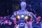 家を守るはずのワンコ、侵入者と遊ぼうとしてしまう【動画】