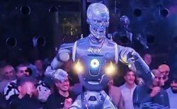 人間とヒト型ロボットが総合格闘技で対戦、予想以上に激しいバトル【動画】