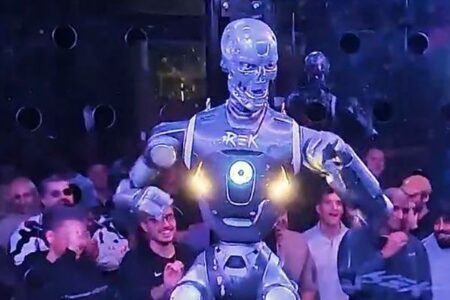 人間とヒト型ロボットが総合格闘技で対戦、予想以上に激しいバトル【動画】