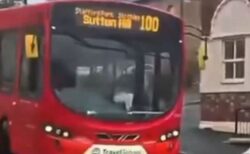 英で男がバスの運転手に暴行、車両を盗んで逃走【動画】