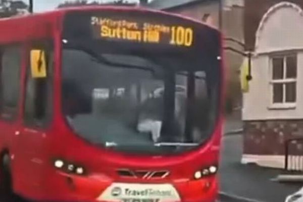 英で男がバスの運転手に暴行、車両を盗んで逃走【動画】