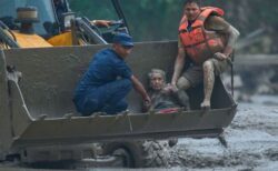 ネパールで発生した土石流災害、土砂の中から97歳の女性を救出