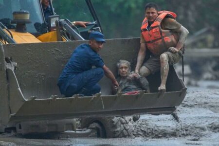 ネパールで発生した土石流災害、土砂の中から97歳の女性を救出