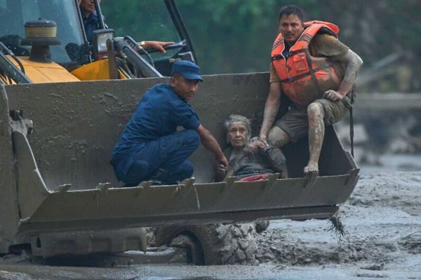 ネパールで発生した土石流災害、土砂の中から97歳の女性を救出