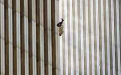 9.11テロで撮影された「落下する男性」、その背景とは？