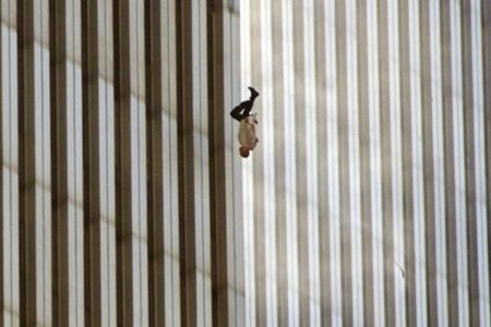 9.11テロで撮影された「落下する男性」、その背景とは？