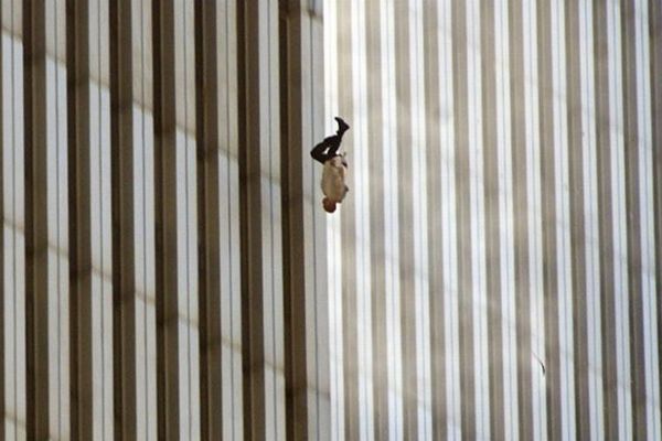 9.11テロで撮影された「落下する男性」、その背景とは？